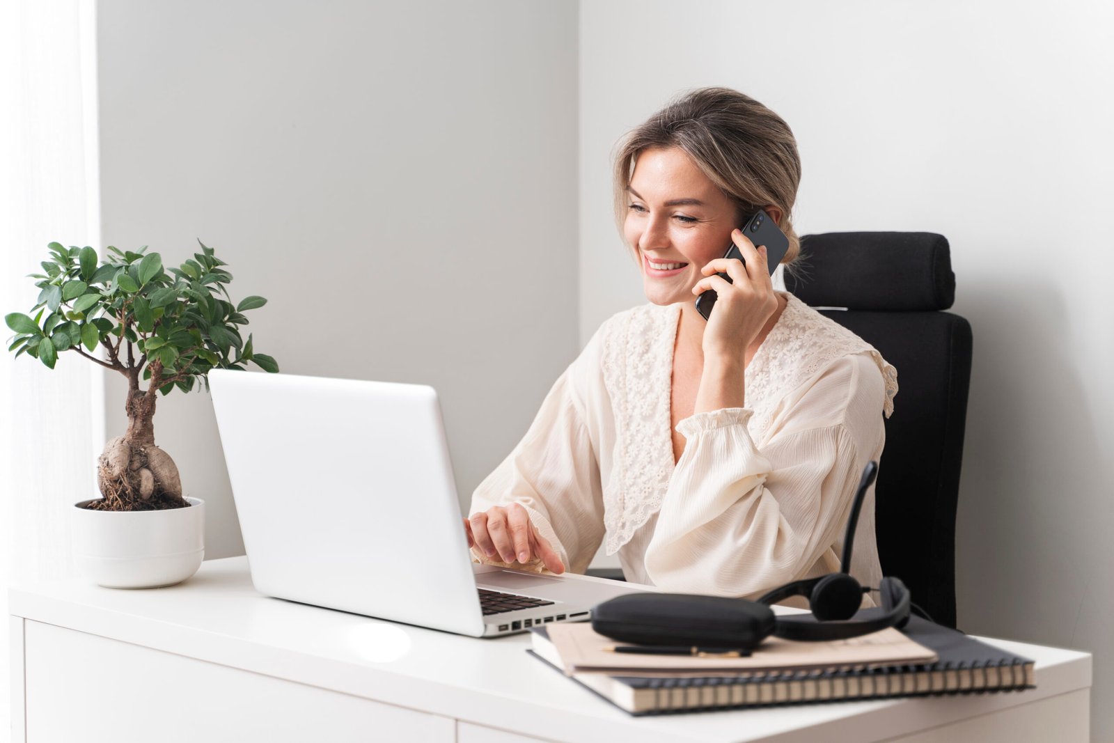 femme-souriante-a-coup-moyen-parlant-au-telephone femme-souriante-a-coup-moyen-parlant-au-telephone